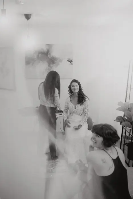 Hochzeitsfotograf Bayern Bräute beim Friseur, Vorbereitung für Hochzeit Dokumentarische Editorial Hochzeitsfotografie