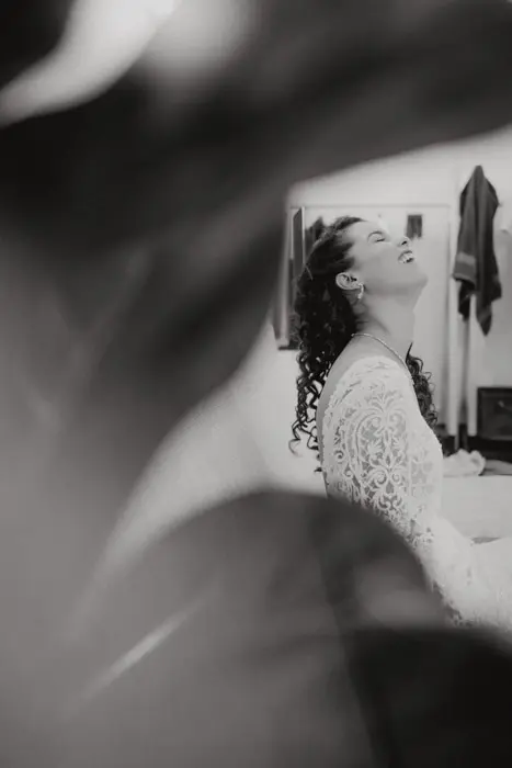 Hochzeitsfotograf Bayern Braut in Spitze lächelt, schwarz-weiß Fotografie Dokumentarische Editorial Hochzeitsfotografie