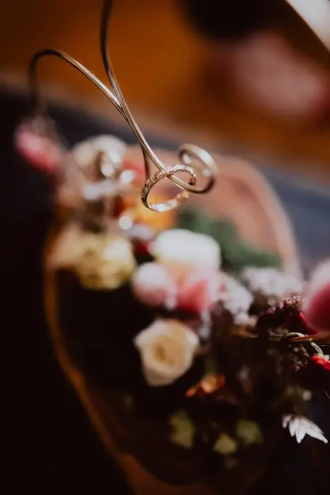 Hochzeitsfotograf Bayern Nahaufnahme eines Blumenarrangements mit verschiedenen Blumen und dekorativen Elementen Dokumentarische Editorial Hochzeitsfotografie