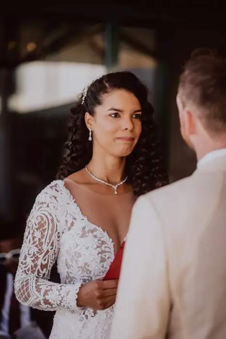 Hochzeitsfotograf Bayern Braut und Bräutigam bei emotionaler Hochzeitszeremonie Dokumentarische Editorial Hochzeitsfotografie