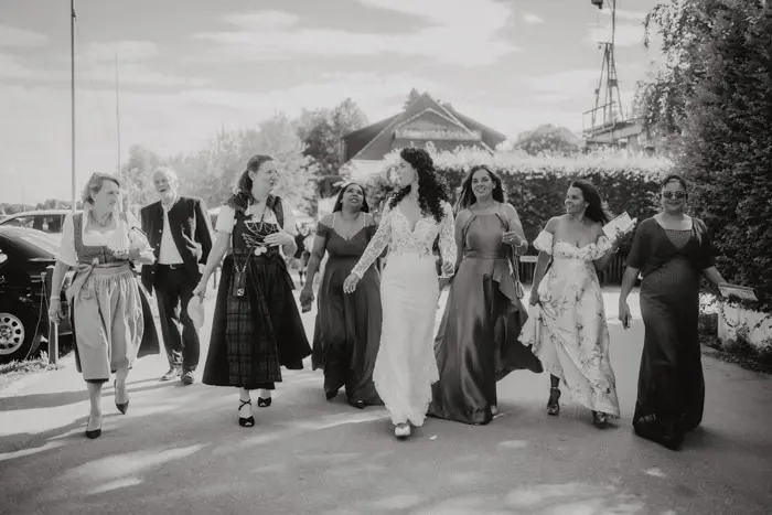 Hochzeitsfotograf Bayern Fröhliche Hochzeitsgesellschaft mit Braut im Freien Dokumentarische Editorial Hochzeitsfotografie