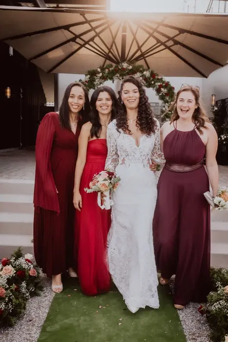 Hochzeitsfotograf Bayern Hochzeitspaar mit drei Brautjungfern in eleganter Kleidung Dokumentarische Editorial Hochzeitsfotografie