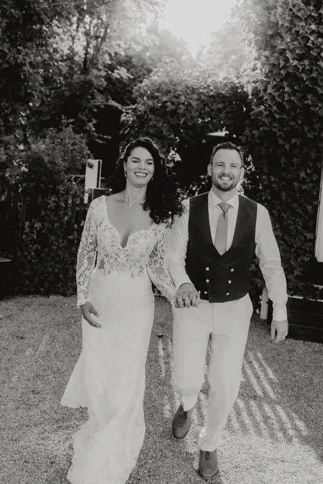 Hochzeitsfotograf Bayern Brautpaar lächelnd im Garten bei Sonnenuntergang Dokumentarische Editorial Hochzeitsfotografie