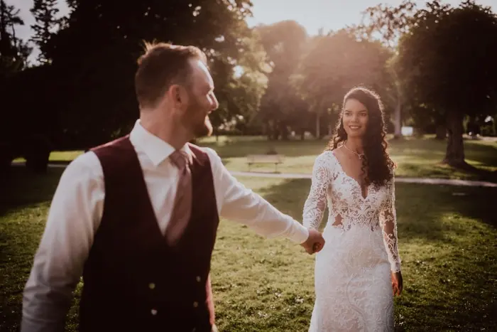 Hochzeitsfotograf Bayern Brautpaar beim Hochzeitsshooting im Park bei Sonnenuntergang Dokumentarische Editorial Hochzeitsfotografie