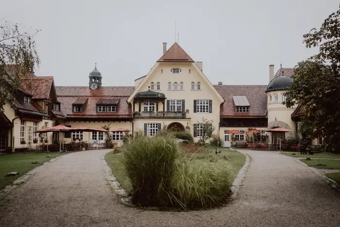 Hochzeitsfotograf Bayern Historische Villa mit Garten im klassischen Architekturstil Dokumentarische Editorial Hochzeitsfotografie