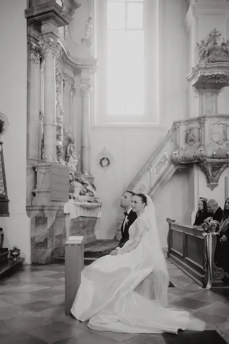 Hochzeitsfotograf Bayern Brautpaar bei Trauung in historischer Kirche mit barocker Innenarchitektur Dokumentarische Editorial Hochzeitsfotografie