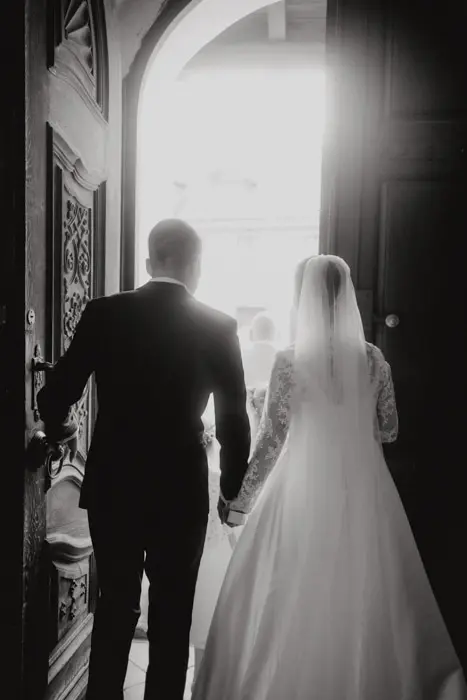 Hochzeitsfotograf Bayern Brautpaar verlässt Hand in Hand eine Kirche Dokumentarische Editorial Hochzeitsfotografie