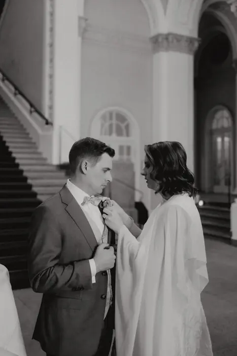 Hochzeitsfotograf Bayern Paar posiert in einem eleganten Gebäude in Schwarz-Weiß Dokumentarische Editorial Hochzeitsfotografie