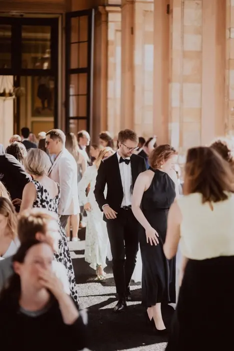 Hochzeitsfotograf Bayern Gäste auf einer Hochzeit im Freien bei sonnigem Wetter Dokumentarische Editorial Hochzeitsfotografie