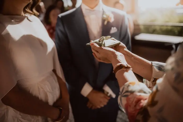 Hochzeitsfotograf Bayern Verschwommenes Bild eines Hochzeitspaares während der Trauungszeremonie Dokumentarische Editorial Hochzeitsfotografie