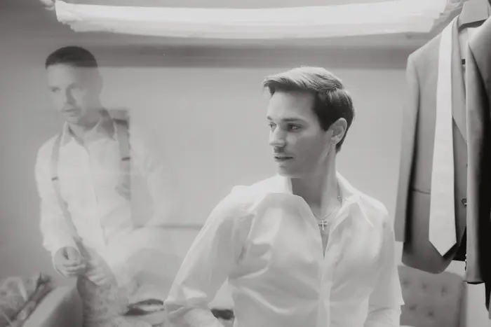 Hochzeitsfotograf Bayern Zwei Männer in Anzügen in einem stilvollen Ankleidezimmer Dokumentarische Editorial Hochzeitsfotografie