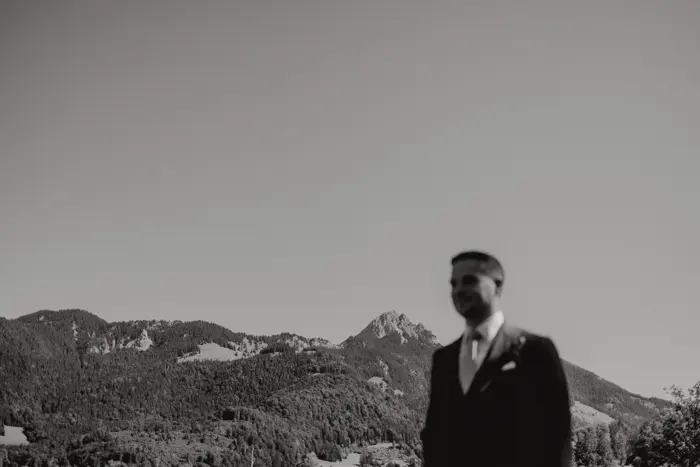 Hochzeitsfotograf Bayern Schwarz-Weiß-Bild eines Mannes vor Berglandschaft Dokumentarische Editorial Hochzeitsfotografie