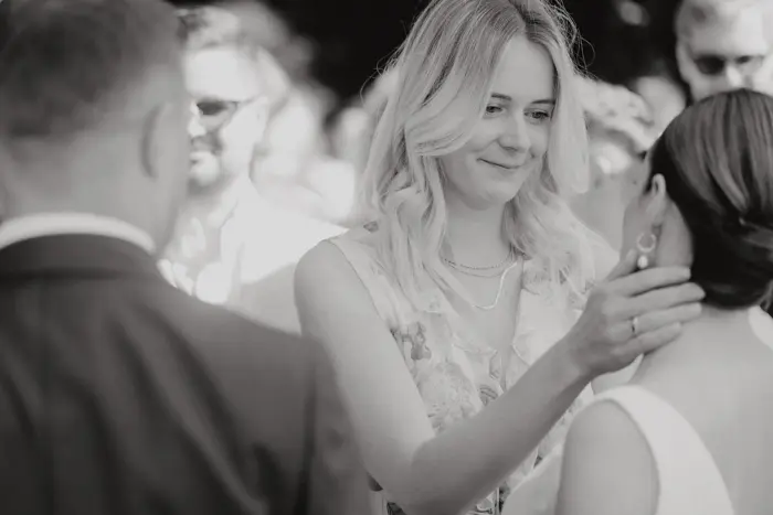 Hochzeitsfotograf Bayern Schwarz-Weiß-Hochzeitsfoto mit Braut und Freundinnen im Freien Dokumentarische Editorial Hochzeitsfotografie