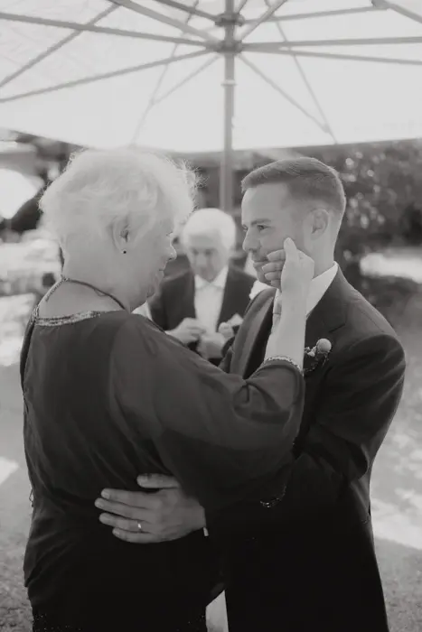 Hochzeitsfotograf Bayern Schwarzweiß-Foto von älteren Paar unter Sonnenschirm Dokumentarische Editorial Hochzeitsfotografie