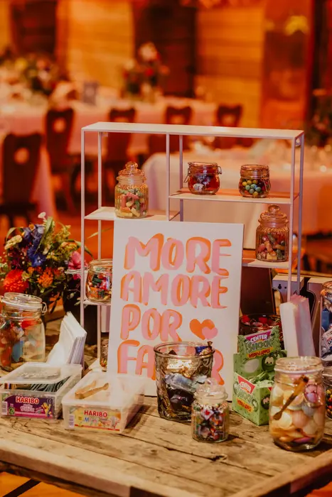 Hochzeitsfotograf Bayern Hochzeitsbuffet mit Süßigkeiten im Glas und Dekoration Dokumentarische Editorial Hochzeitsfotografie