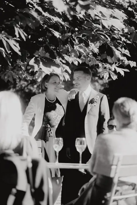 Hochzeitsfotograf Bayern Paar bei einer Hochzeit im Freien mit Sonnenlicht und Wein Dokumentarische Editorial Hochzeitsfotografie