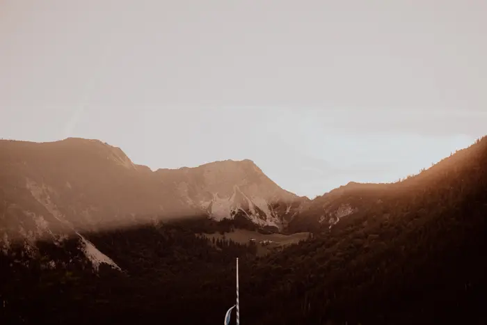 Hochzeitsfotograf Bayern Sonnenuntergang über Berglandschaft im Abendlicht Dokumentarische Editorial Hochzeitsfotografie