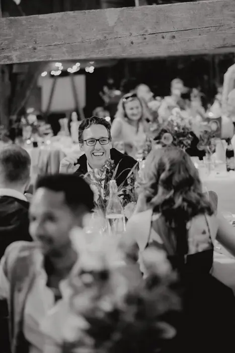 Hochzeitsfotograf Bayern Fröhliche Menschen bei einer eleganten Abendveranstaltung Dokumentarische Editorial Hochzeitsfotografie