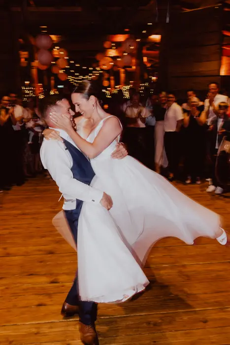Hochzeitsfotograf Bayern Brautpaar tanzt leidenschaftlich auf Hochzeitsfeier mit Zuschauern Dokumentarische Editorial Hochzeitsfotografie