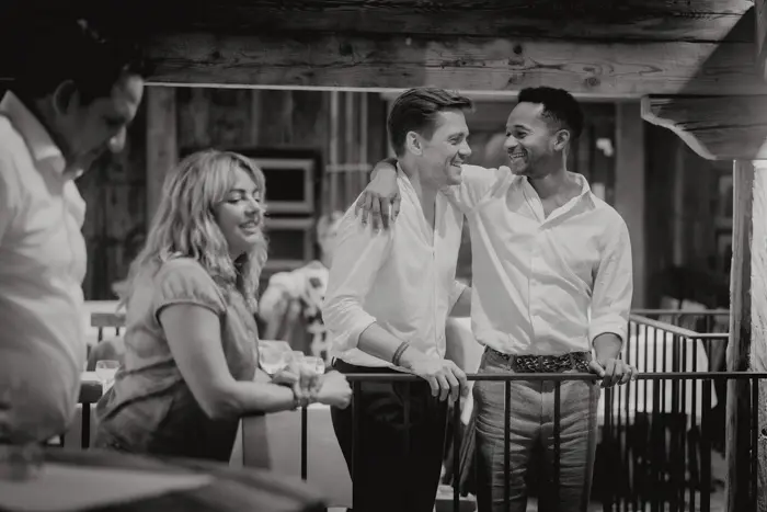 Hochzeitsfotograf Bayern Menschen lachen und unterhalten sich in einer gemütlichen Umgebung Dokumentarische Editorial Hochzeitsfotografie