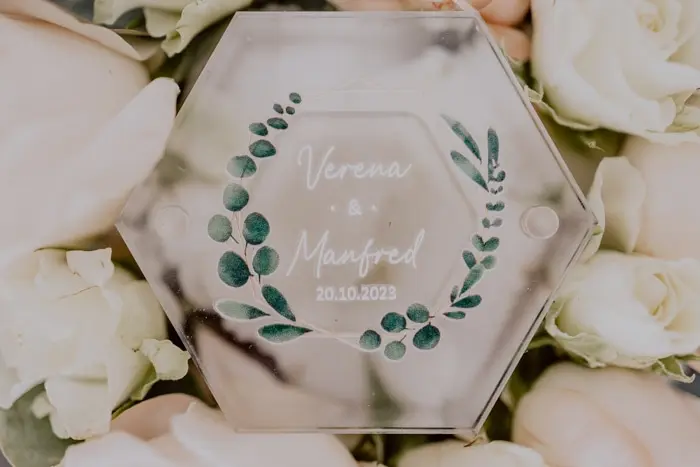 Hochzeitsfotograf Bayern Acryl Hochzeitseinladung mit Blumenmotiv und Namen im Zentrum Dokumentarische Editorial Hochzeitsfotografie