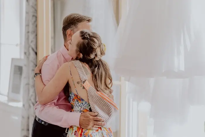 Hochzeitsfotograf Bayern Emotionaler Moment: Brautpaar umarmt sich am Hochzeitstag Dokumentarische Editorial Hochzeitsfotografie