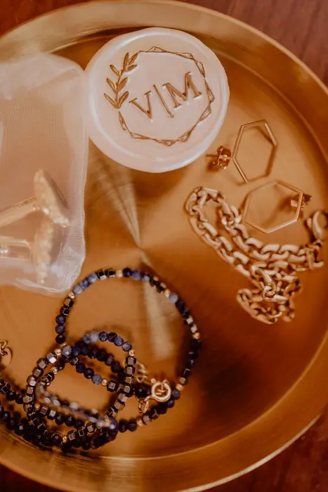 Hochzeitsfotograf Bayern Schmuckstücke auf goldenem Tablett mit personalisiertem Deckel Dokumentarische Editorial Hochzeitsfotografie