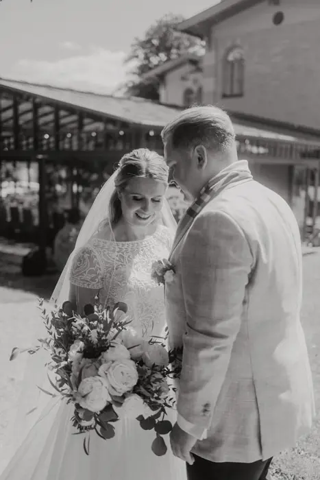 Hochzeitsfotograf Bayern Schwarz-Weiß-Foto von Brautpaar bei Sommerhochzeit im Freien Dokumentarische Editorial Hochzeitsfotografie