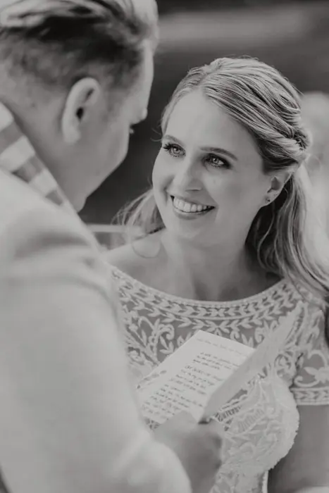 Hochzeitsfotograf Bayern Braut und Bräutigam tauschen Gelübde bei einer Hochzeit Dokumentarische Editorial Hochzeitsfotografie