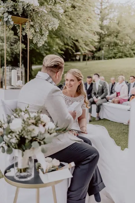 Hochzeitsfotograf Bayern Brautpaar bei einer intimen Hochzeit im Freien unter Bäumen Dokumentarische Editorial Hochzeitsfotografie