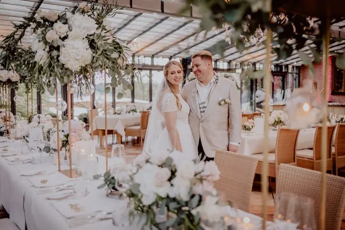 Hochzeitsfotograf Bayern Brautpaar bei ihrer Hochzeit in einem elegant dekorierten Restaurant Dokumentarische Editorial Hochzeitsfotografie