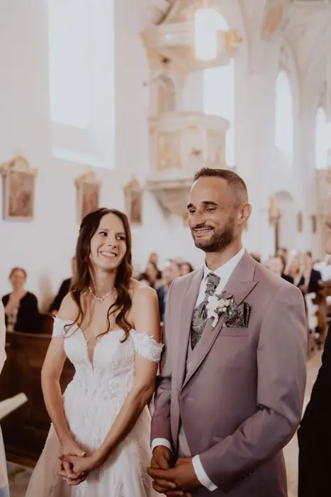Hochzeitsfotograf Bayern Ein Paar bei einer Hochzeit in einer Kirche Dokumentarische Editorial Hochzeitsfotografie