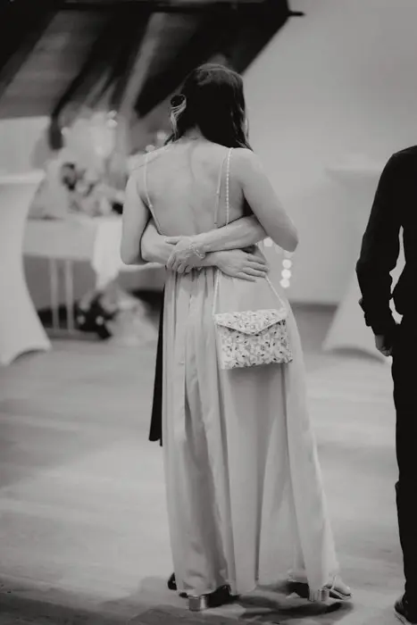 Hochzeitsfotograf Bayern Schwarz-Weiß-Bild eines Paares auf einer Tanzfläche Dokumentarische Editorial Hochzeitsfotografie