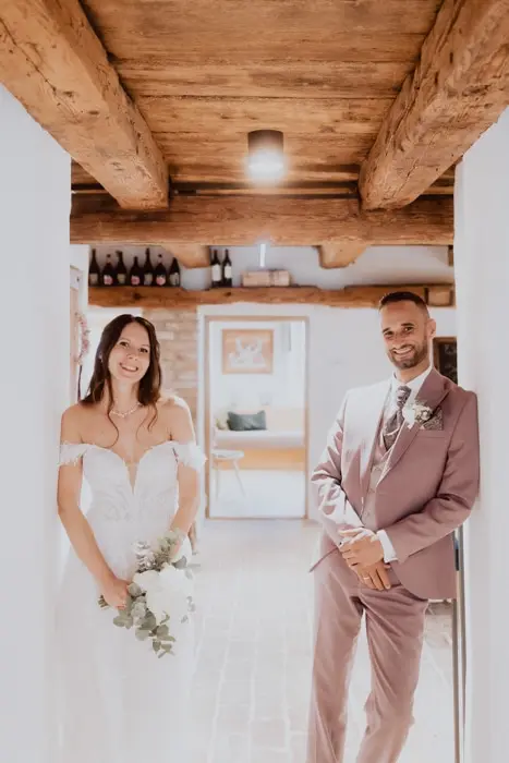 Hochzeitsfotograf Bayern Braut und Bräutigam in rustikalem Hochzeitsort mit Holzbalken Dokumentarische Editorial Hochzeitsfotografie