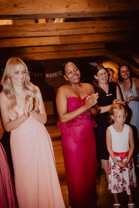 Hochzeitsfotograf Bayern Gruppe von Frauen und einem Kind freuen sich bei einer Feier Dokumentarische Editorial Hochzeitsfotografie