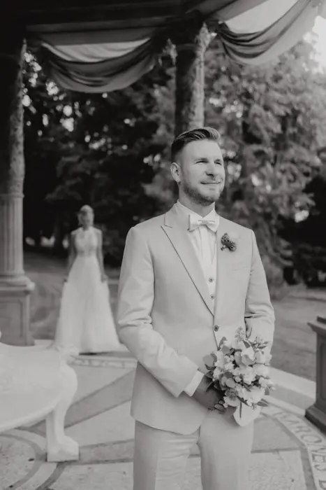 Hochzeitsfotograf Bayern Braut und Bräutigam in einem Pavillon bei der Hochzeit Dokumentarische Editorial Hochzeitsfotografie