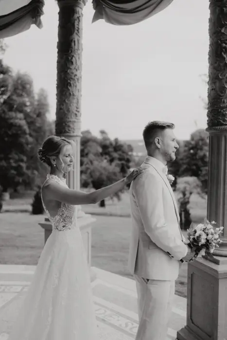 Hochzeitsfotograf Bayern Brautpaar im Park, Braut überrascht Bräutigam von hinten Dokumentarische Editorial Hochzeitsfotografie