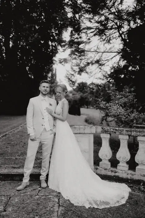 Hochzeitsfotograf Bayern Schwarzweißfoto eines Brautpaars im Freien mit Baumhintergrund Dokumentarische Editorial Hochzeitsfotografie