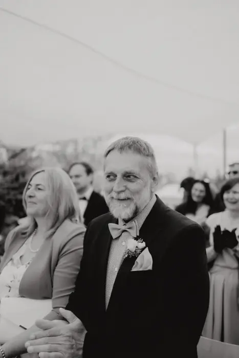 Hochzeitsfotograf Bayern Älterer Mann feierlich bei einer Hochzeit Dokumentarische Editorial Hochzeitsfotografie