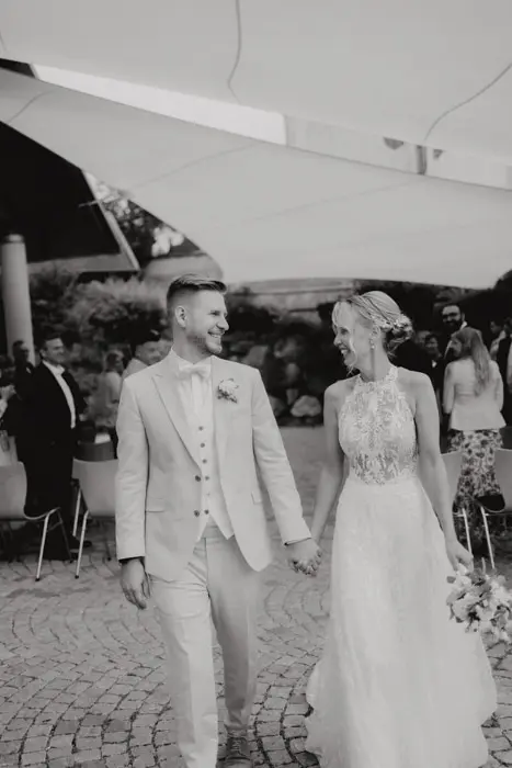 Hochzeitsfotograf Bayern Schwarzweiß-Hochzeitsfoto von einem glücklichen Brautpaar Dokumentarische Editorial Hochzeitsfotografie
