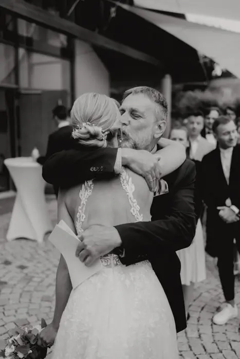 Hochzeitsfotograf Bayern Emotionaler Vater-Tochter-Moment bei Hochzeitsempfang im Freien Dokumentarische Editorial Hochzeitsfotografie