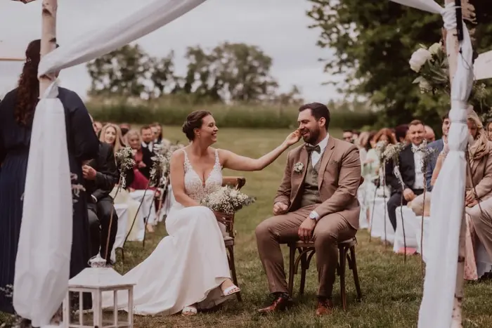 Hochzeitsfotograf Bayern Hochzeitspaar unter Baldachin bei Freiluftzeremonie Dokumentarische Editorial Hochzeitsfotografie