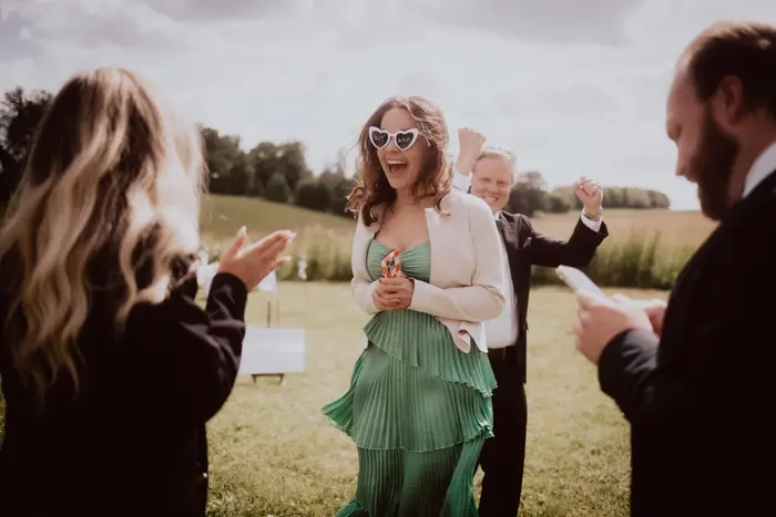 Hochzeitsfotograf Bayern Frau in grünem Kleid bei einer Feier im Freien Dokumentarische Editorial Hochzeitsfotografie