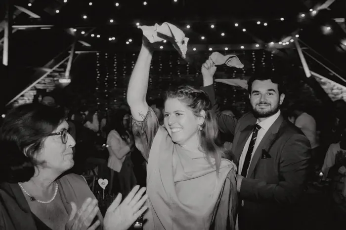 Hochzeitsfotograf Bayern Menschen feiern in festlicher Umgebung bei Abendveranstaltung Dokumentarische Editorial Hochzeitsfotografie