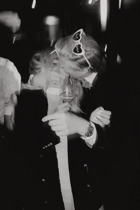 Hochzeitsfotograf Bayern Paar tanzt eng umschlungen in schwarz-weiß Bild Dokumentarische Editorial Hochzeitsfotografie