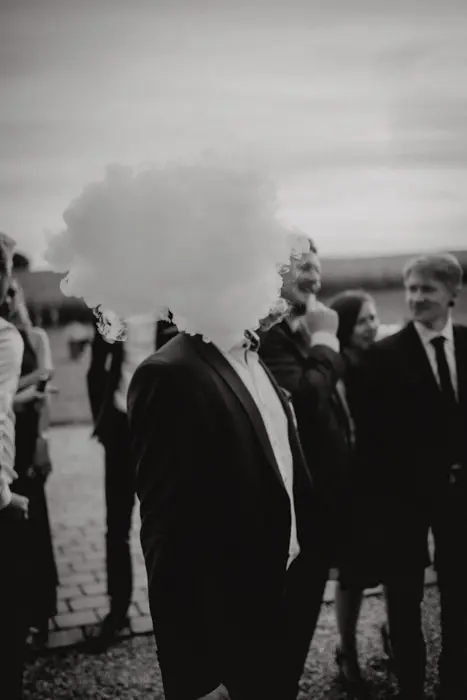 Hochzeitsfotograf Bayern Versammlung von Menschen im Anzug, mit einem vernebelten Himmel Dokumentarische Editorial Hochzeitsfotografie