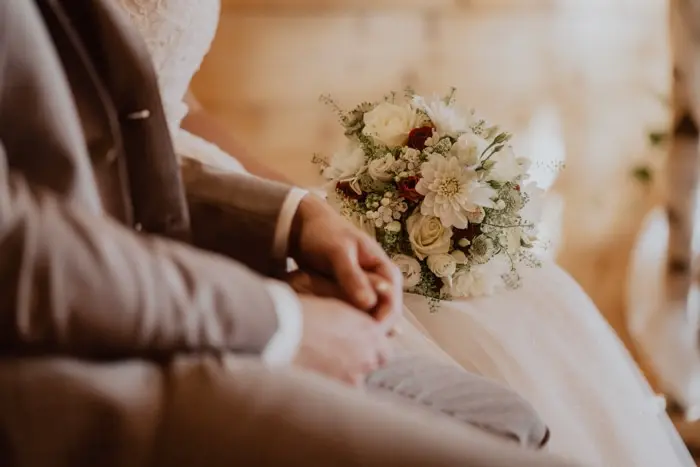 Hochzeitsfotograf Bayern Brautpaar Hände Blumenstrauß Hochzeit Detailaufnahme Dokumentarische Editorial Hochzeitsfotografie