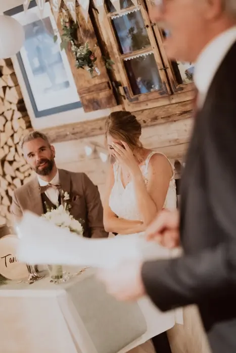 Hochzeitsfotograf Bayern Hochzeitsrede mit Brautpaar und Redner während der Feier Dokumentarische Editorial Hochzeitsfotografie