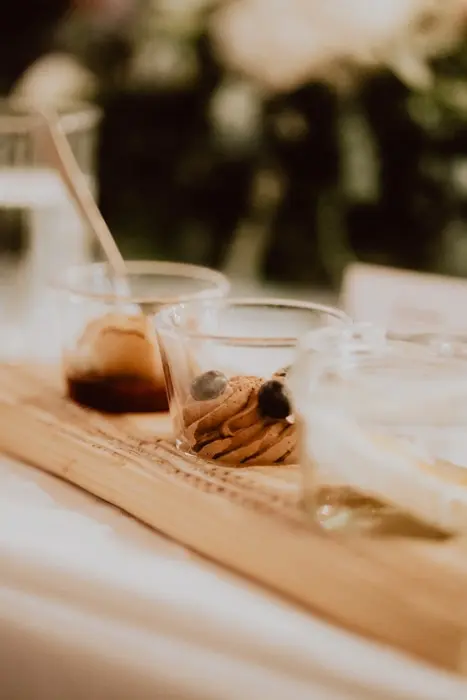 Hochzeitsfotograf Bayern Dessertteller mit Honig und Nüssen auf elegantem Tisch Dokumentarische Editorial Hochzeitsfotografie