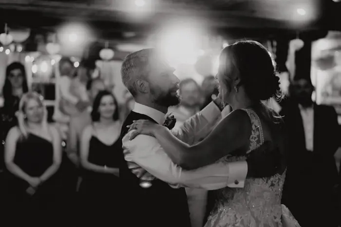 Hochzeitsfotograf Bayern Schwarz-Weiß-Foto eines tanzenden Brautpaares bei ihrer Hochzeit Dokumentarische Editorial Hochzeitsfotografie
